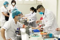 Bác sĩ tại Bệnh viện Hữu Nghị hiến máu vào sáng nay (14/4). Ảnh: BVCC