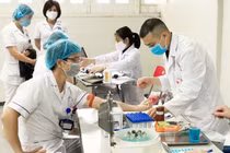 Bác sĩ tại Bệnh viện Hữu Nghị hiến máu vào sáng nay (14/4). Ảnh: BVCC