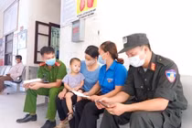 Thượng úy Lê Bá Tứ và Thượng úy Đỗ Nam Duy chuẩn bị hiến máu cứu các cháu bé bị bệnh tan máu bẩm sinh (Ảnh - CAND) 