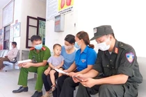 Thượng úy Lê Bá Tứ và Thượng úy Đỗ Nam Duy chuẩn bị hiến máu cứu các cháu bé bị bệnh tan máu bẩm sinh (Ảnh - CAND) 