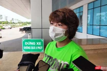 Nữ điều dưỡng Bệnh viện Bạch Mai mắc COVID-19 xúc động trong ngày được công bố khỏi bệnh. Ảnh: Minh Thúy 