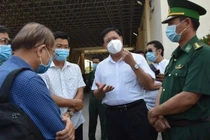 Thứ trưởng Đỗ Xuân Tuyên kiểm tra công tác phòng, chống dịch tại cửa khẩu Mộc Bài (Ảnh - Khôi Nguyễn) 