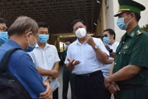 Thứ trưởng Đỗ Xuân Tuyên kiểm tra công tác phòng, chống dịch tại cửa khẩu Mộc Bài (Ảnh - Khôi Nguyễn) 