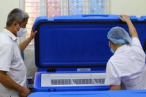 Thứ trưởng Bộ Y tế Nguyễn Trường Sơn kiểm tra kho bảo quản vaccine phòng COVID-19 (Ảnh - Ngọc Mai) 