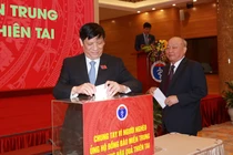 Quyền Bộ trưởng Bộ Y tế Nguyễn Thanh Long ủng hộ đồng bào miền Trung khắc phục hậu quả thiên tai (Ảnh: Tuấn Dũng) 