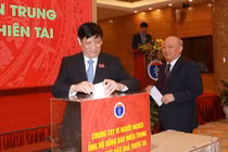 Quyền Bộ trưởng Bộ Y tế Nguyễn Thanh Long ủng hộ đồng bào miền Trung khắc phục hậu quả thiên tai (Ảnh: Tuấn Dũng) 