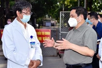 Thủ tướng Chính phủ Phạm Minh Chính động viên, kiểm tra, đôn đốc nhiệm vụ phòng chống dịch COVID-19 tại Bình Dương (Ảnh - VGP) 