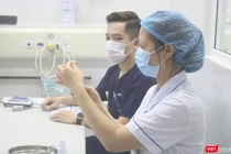 Nhân viên y tế chuẩn bị tiêm vaccine phòng COVID-19 (Ảnh - Minh Thuý) 