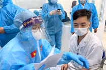 Nhân viên y tế kiểm tra hồ sơ chuẩn bị tiêm vaccine phòng COVID-19 (Ảnh - Tuấn Dũng) 