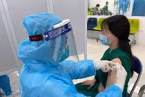 Tiêm vaccine phòng COVID-19 (Ảnh - BYT)