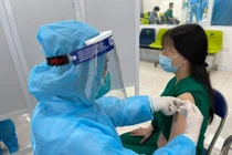 Tiêm vaccine phòng COVID-19 (Ảnh - BYT)