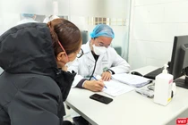 Bác sĩ khám cho bệnh nhân ở Bệnh viện Bạch Mai (Ảnh - Minh Thuý) 
