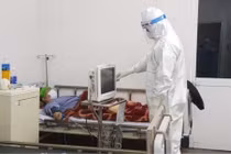 Bác sĩ chăm sóc cho bệnh nhân (Ảnh - BYT) 