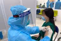 Nhân viên y tế tiêm vaccine phòng COVID-19 cho các y, bác sĩ (Ảnh - Tuấn Dũng) 