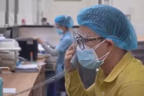 Bác sĩ trực tổng đài tư vấn cho người dân (Ảnh - Ngô Đồng) 