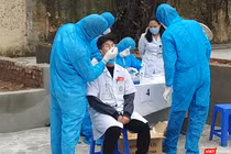 Nhân viên y tế lấy mẫu xét nghiệm COVID-19 (Ảnh - PV) 