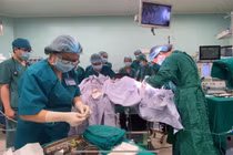 Bác sĩ phẫu thuật tách rời cặp song sinh dính liền (Ảnh: Bệnh viện Nhi đồng Thành phố - TP. Hồ Chí Minh) 