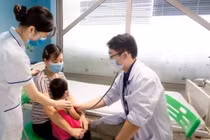 Bác sĩ khám cho bệnh nhi (Ảnh - BVCC) 