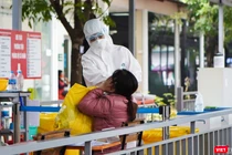 Nhân viên y tế lấy mẫu xét nghiệm COVID-19 cho người dân (Ảnh - Minh Thuý) 