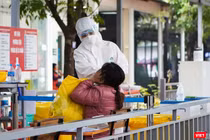 Nhân viên y tế lấy mẫu xét nghiệm COVID-19 cho người dân (Ảnh - Minh Thuý) 