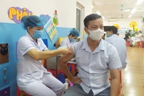 Nhân viên y tế tiêm vaccine phòng COVID-19 cho đối tượng ưu tiên (Ảnh - SYTHN)