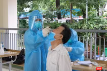 Nhân viên y tế lấy mẫu xét nghiệm cho người dân (Ảnh - Minh Thuý) 