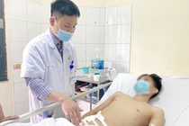 Bác sĩ chăm sóc bệnh nhân sau phẫu thuật (Ảnh - BVCC) 