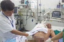 Bác sĩ khám bệnh cho bệnh nhân (Ảnh: BVCC) 