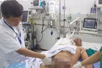 Bác sĩ khám bệnh cho bệnh nhân (Ảnh: BVCC) 