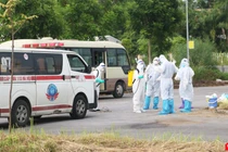 Nhân viên y tế phun khử khuẩn để phòng dịch (Ảnh - Minh Thuý)