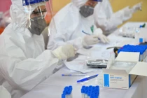 Nhân viên y tế lấy mẫu xét nghiệm COVID-19 (Ảnh - BYT) 