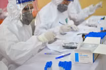 Nhân viên y tế lấy mẫu xét nghiệm COVID-19 (Ảnh - BYT) 