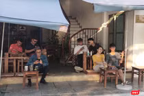 Người dân uống cà phê trên phố (Ảnh - Minh Thuý) 