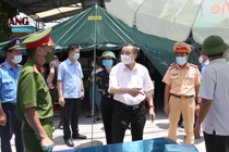 Chủ tịch UBND TP. Hà Nội Chu Ngọc Anh kiểm tra chốt kiểm soát dịch COVID-19 (Ảnh - Xuân Hải) 