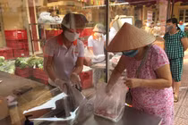 Người dân tuân thủ quy định phòng, chống dịch COVID-19 khi đi chợ (Ảnh - Thanh Thanh)