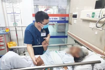 Bác sĩ khám bệnh cho bệnh nhân người cao tuổi (Ảnh: Minh Thúy) 