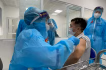 Nhân viên y tế được tiêm vaccine phòng COVID-19 (Ảnh - Tuấn Dũng) 