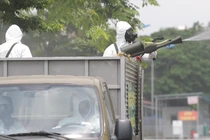 Cán bộ phun khử khuẩn để phòng COVID-19 (Ảnh - Hoàng Anh) 