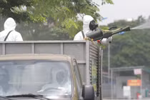 Nhân viên y tế phun khử khuẩn phòng COVID-19 (Ảnh - Hoàng Anh) 