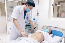 Bác sĩ chăm sóc cho ông H. sau ca mổ lấy chiếc tăm tre đâm thủng ruột non (Ảnh: Bệnh viện Hữu nghị Việt Đức) 