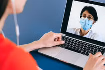 Bác sĩ tư vấn cho người bệnh trực tuyến bằng internet (Ảnh minh hoạ) 