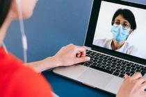 Bác sĩ tư vấn cho người bệnh trực tuyến bằng internet (Ảnh minh hoạ) 
