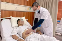 Bác sĩ khám bệnh cho anh S. sau phẫu thuật (Ảnh: BVCC) 