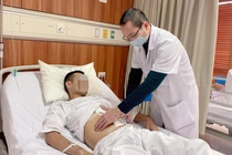 Bác sĩ khám bệnh cho anh S. sau phẫu thuật (Ảnh: BVCC) 