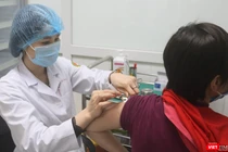 Nhân viên y tế tiêm thử nghiệm vaccine phòng COVID-19 Nanocovax cho tình nguyện viên (Ảnh - Minh Thuý) 