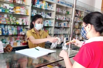 Người dân đi mua thuốc (Ảnh - MK) 