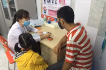 Bác sĩ khám cho trẻ (Ảnh - BVCC) 