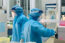 Nhân viên y tế làm việc trong phòng xét nghiệm (Ảnh - BYT) 