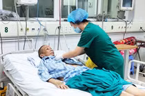 Bác sĩ chăm sóc cho bác gái bệnh nhân 17 mắc COVID-19 nặng. Ảnh: Minh Thúy 