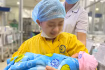 Mẹ bé Bình Anh hạnh phúc trong ngày gặp lại con gái (ẢNh: BVCC) 